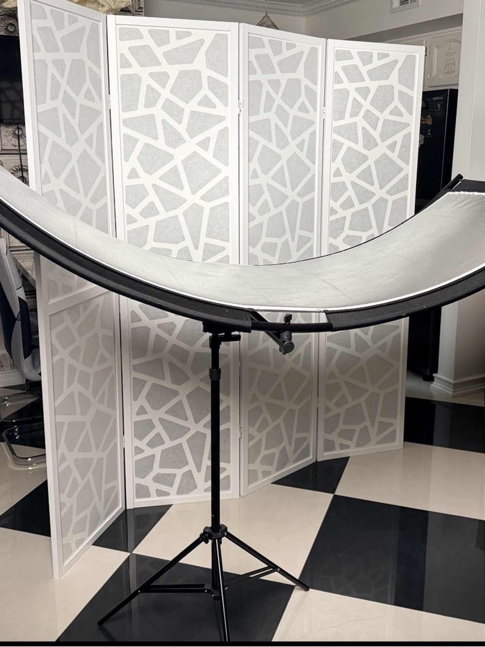 YUOCU 70” x 24” Curved Photography Reflector with Stand